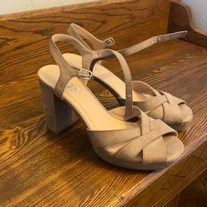 Nude Heals size 9 NWOT